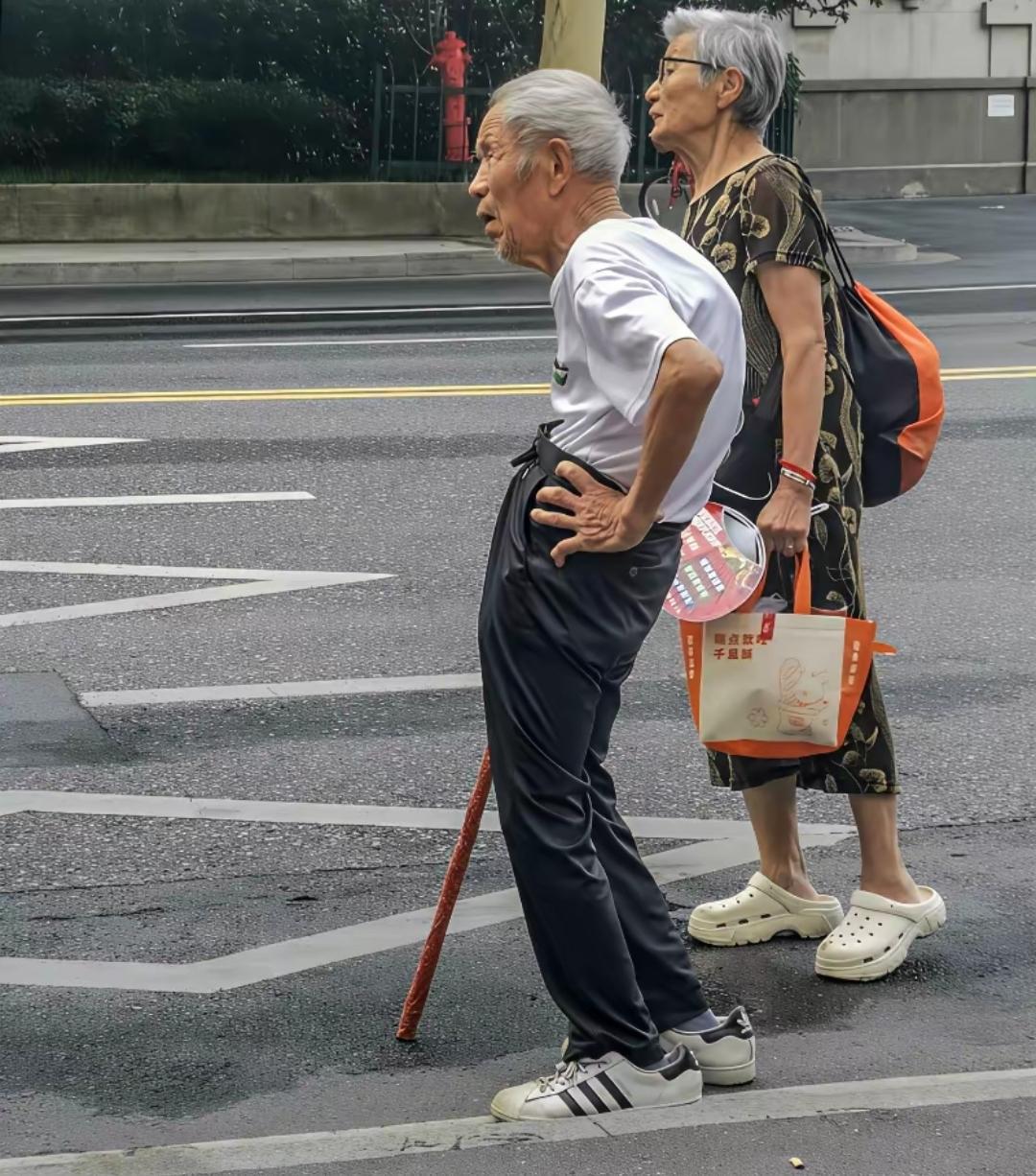 大爷这鞋，是捡的吧？