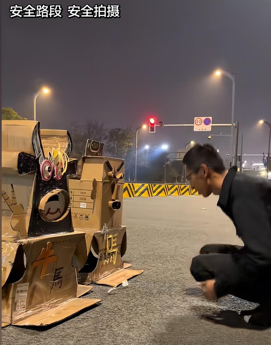 四川某主播“游神”：如何看待这个行为？最近被平台推送了如下内容的几个视频，四