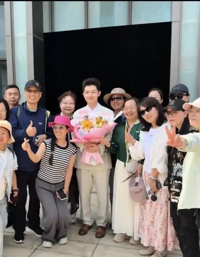 董董青岛直播完，汗没干，甩下行李箱冲去机场。盼盼站在原位，声音没抖一下，接着报货