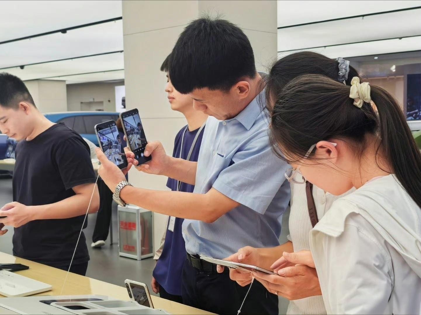 华为PuraXView首销线下这么火爆，说到底还是产品本身够能打。新机用上全