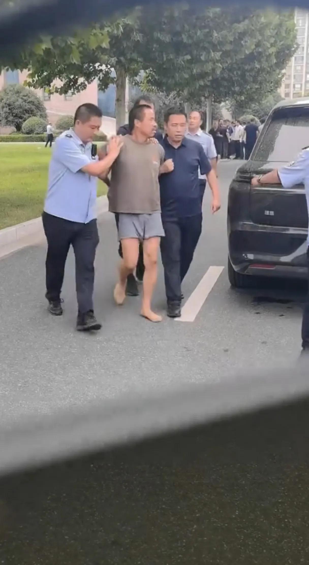 今晚总算能睡个踏实觉了。8月8日下午夏某钢抓获。人是在一片玉米地里被找到的，离
