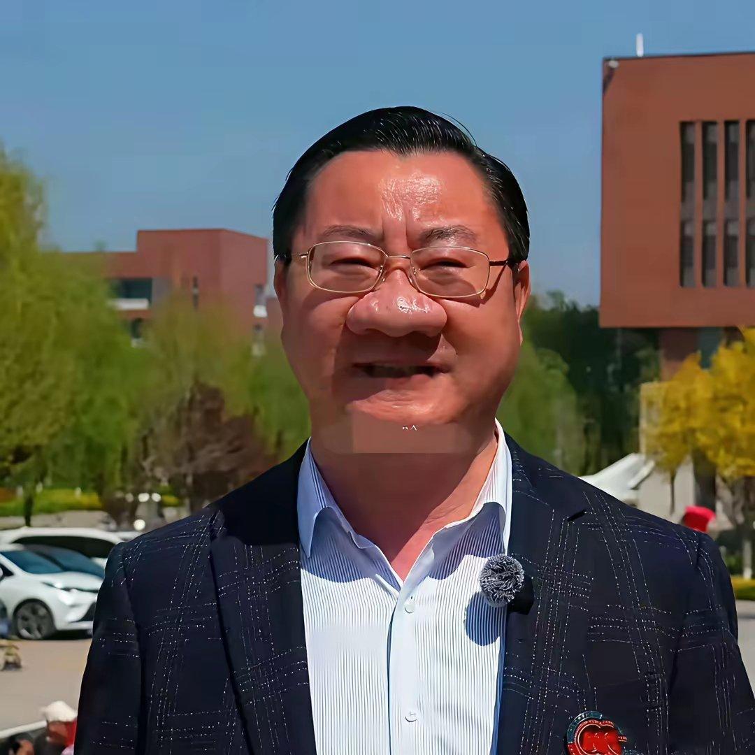 说实在的，第一次看到这个人的照片我以为是网友恶搞的