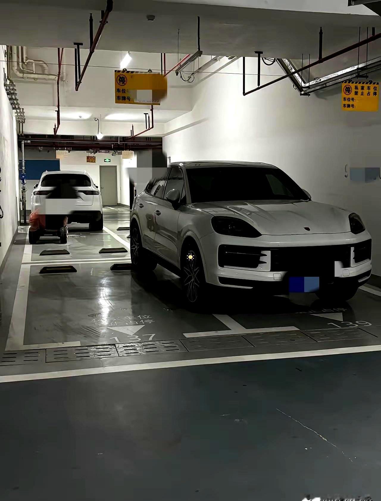 一辆车横着停，硬生生把小区过道堵成“一线天”，这操作谁看了不血压飙升？跟隔壁车