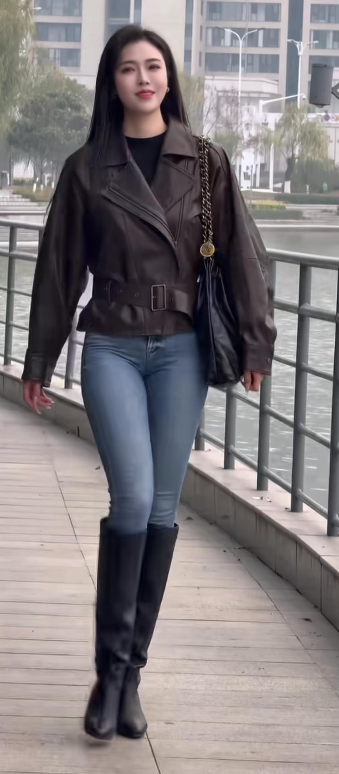 秋日穿搭指南：皮夹克+牛仔裤+高筒靴，时尚又保暖！👢👗👖