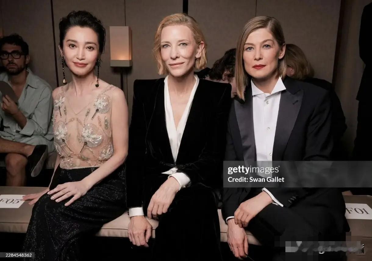 不觉得尴尬呢！戛纳国际电影节上，53岁的演员一身装扮真是让人眼前一亮，尽