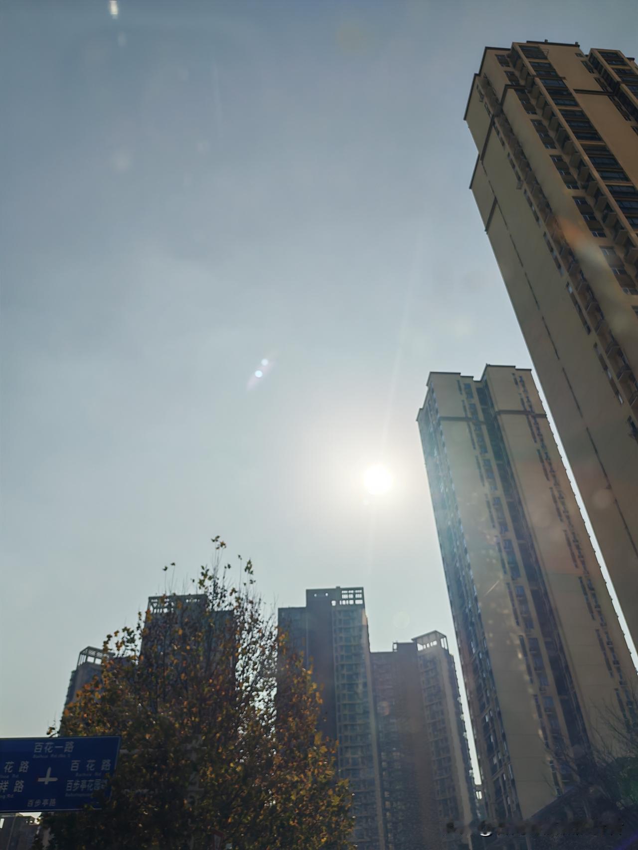 具体地生活，勇敢地创造。不必追逐虚无的喧嚣，只需把时间沉淀在值得的所在——珍惜身