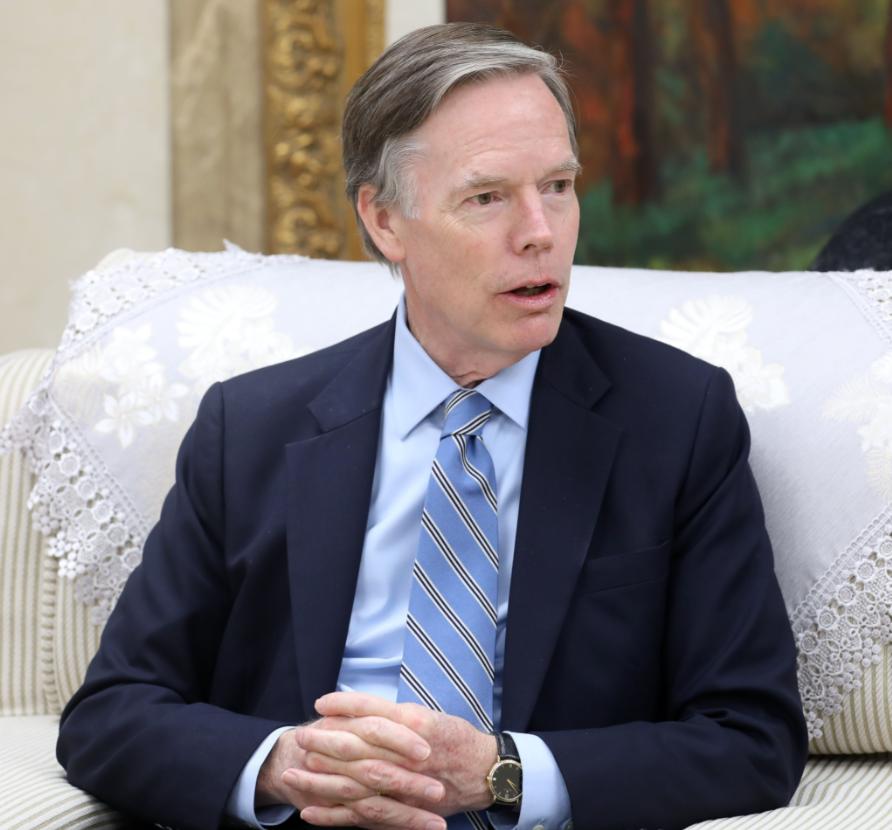 伯恩斯打人打脸，让印度情何以堪。伯恩斯在美国的一场活动上说，印度拥有大量的人