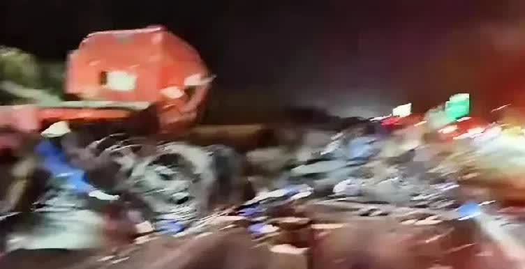 江苏南通车祸死亡人数，身为开车人，莫开斗气车，莫在快车道低速行驶，莫随意变道，开