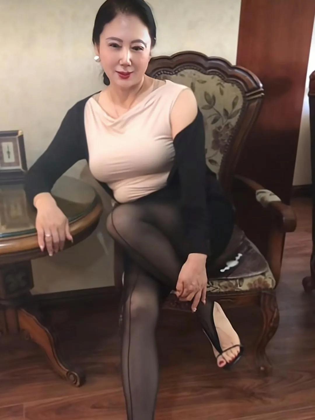 看到这位阿姨的打扮，就能感受到她的优雅和对时尚的理解，一眼看过去就能感受到她特别
