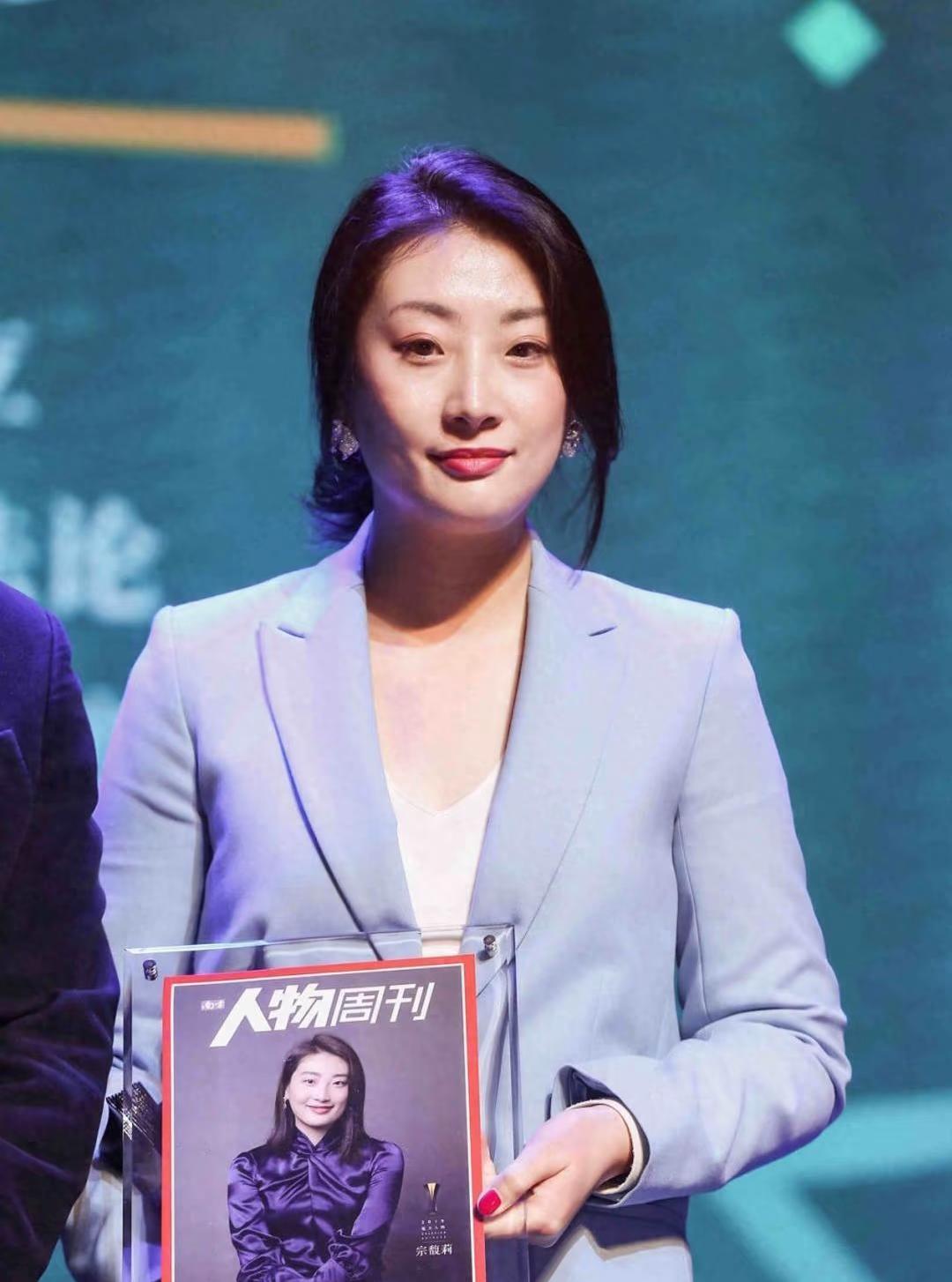 果然是虎父无犬女，一出手就是霸气！11月30号，宗馥莉旗下的宏胜饮料集团携手基