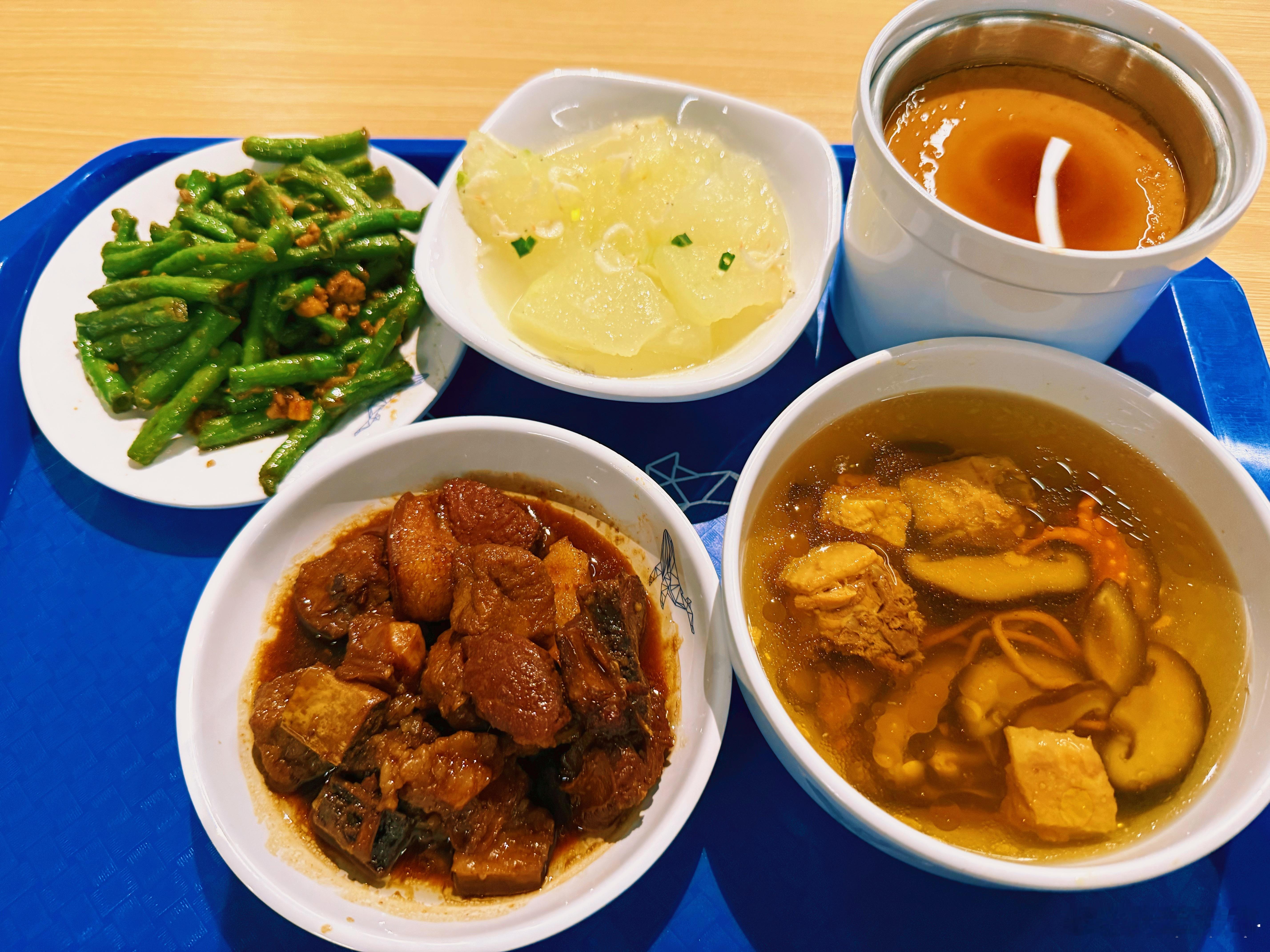 今日公司午餐5个菜，有免费米饭和汤，共计30元今天的冬瓜和红烧肉不错其实我看女生