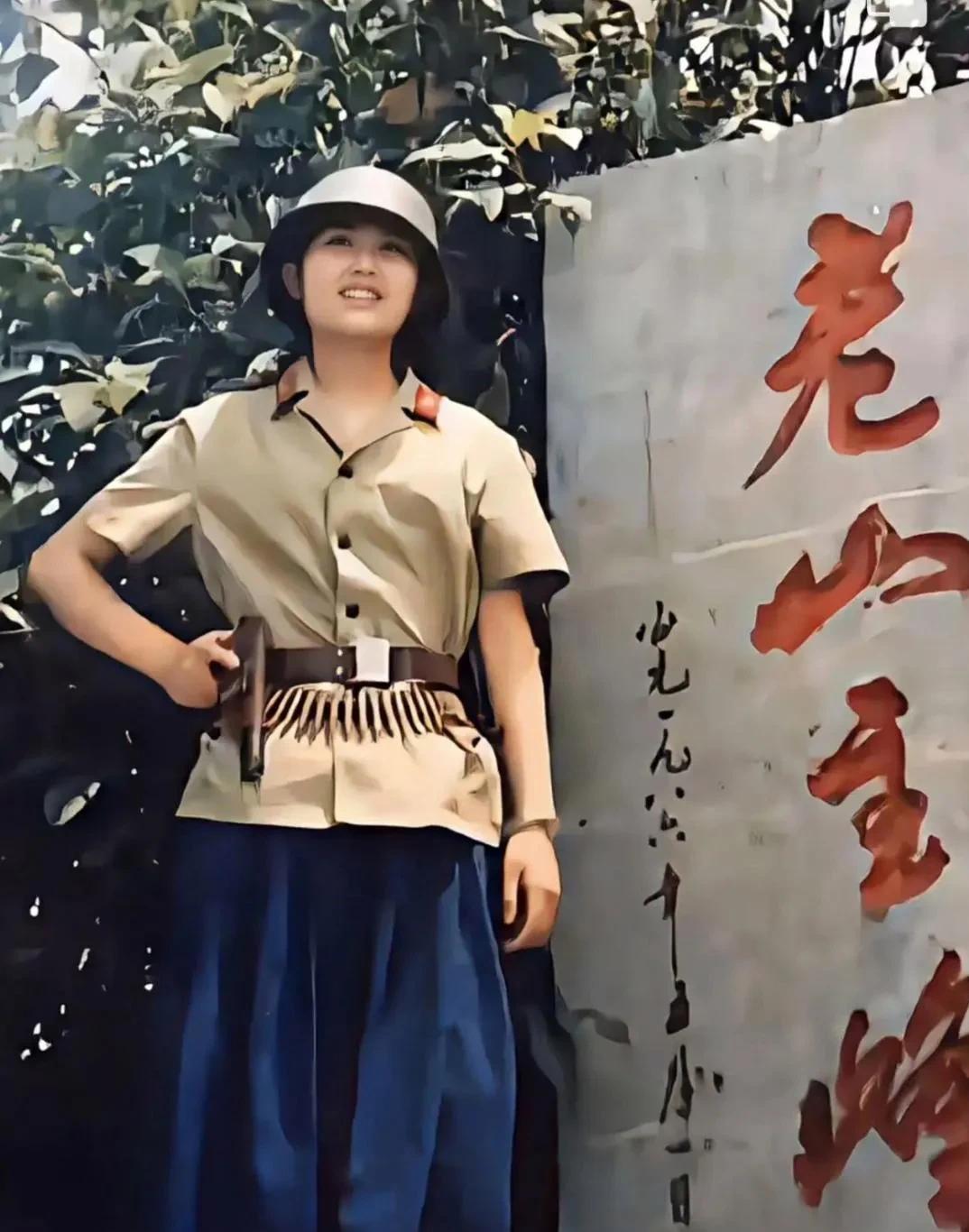 1987年，漂亮的女战士赵慧，在老山战场上留下这张照片，她头戴钢盔，身穿军装，腰