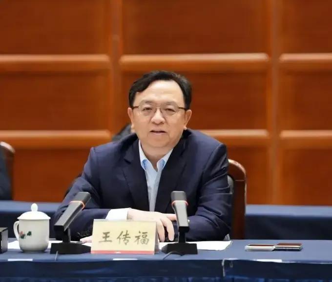 你绝对想不到——身家千亿的比亚迪创始人王传福，如今依然坚持每周雷打不动做一件事：拎着水果零食，溜达着
