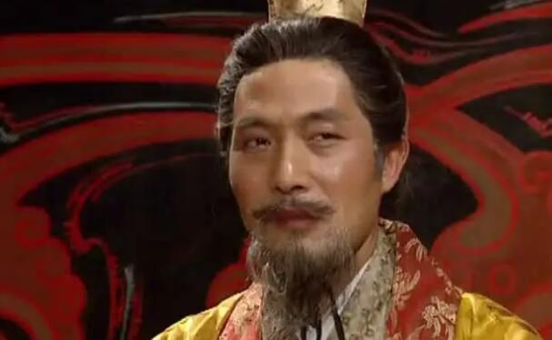 司马昭的手下吕巽把弟弟吕安的妻子灌醉后玷污。事后，吕巽还诬告弟弟不孝，将其送进了