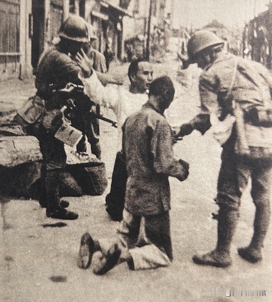 1937年8月9日，​日本海军陆战队大山勇夫中尉和担任驾驶的一等水兵斋藤要藏驱车