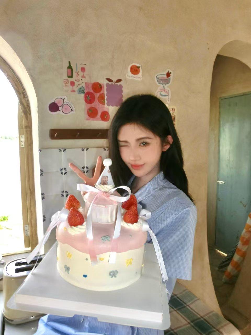 鞠婧祎要和丝芭传媒硬刚的话，只会输得一败涂地。一个员工在一家公司干了十年，多少会