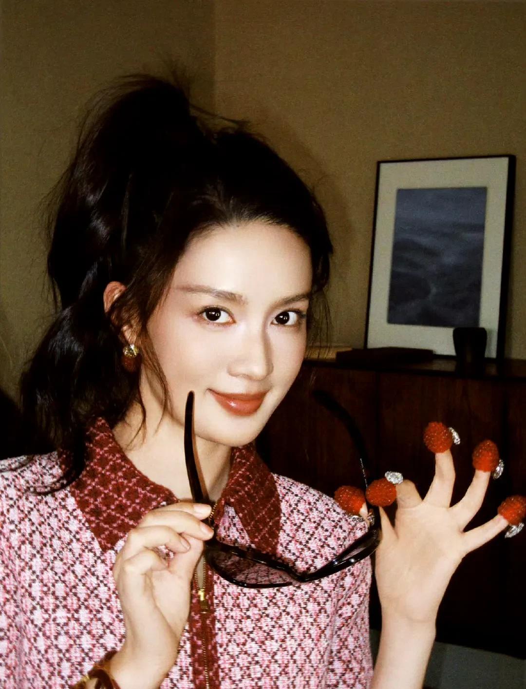 李沁的树莓手指甲真漂亮。李沁也算是这几年电视剧的高产女主角。演过的戏很多，其实