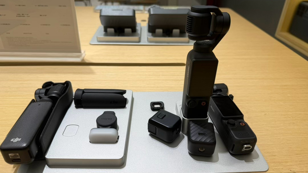 去看了下pocket4的真机全能套装把续航手柄换成了补光灯太不厚道了