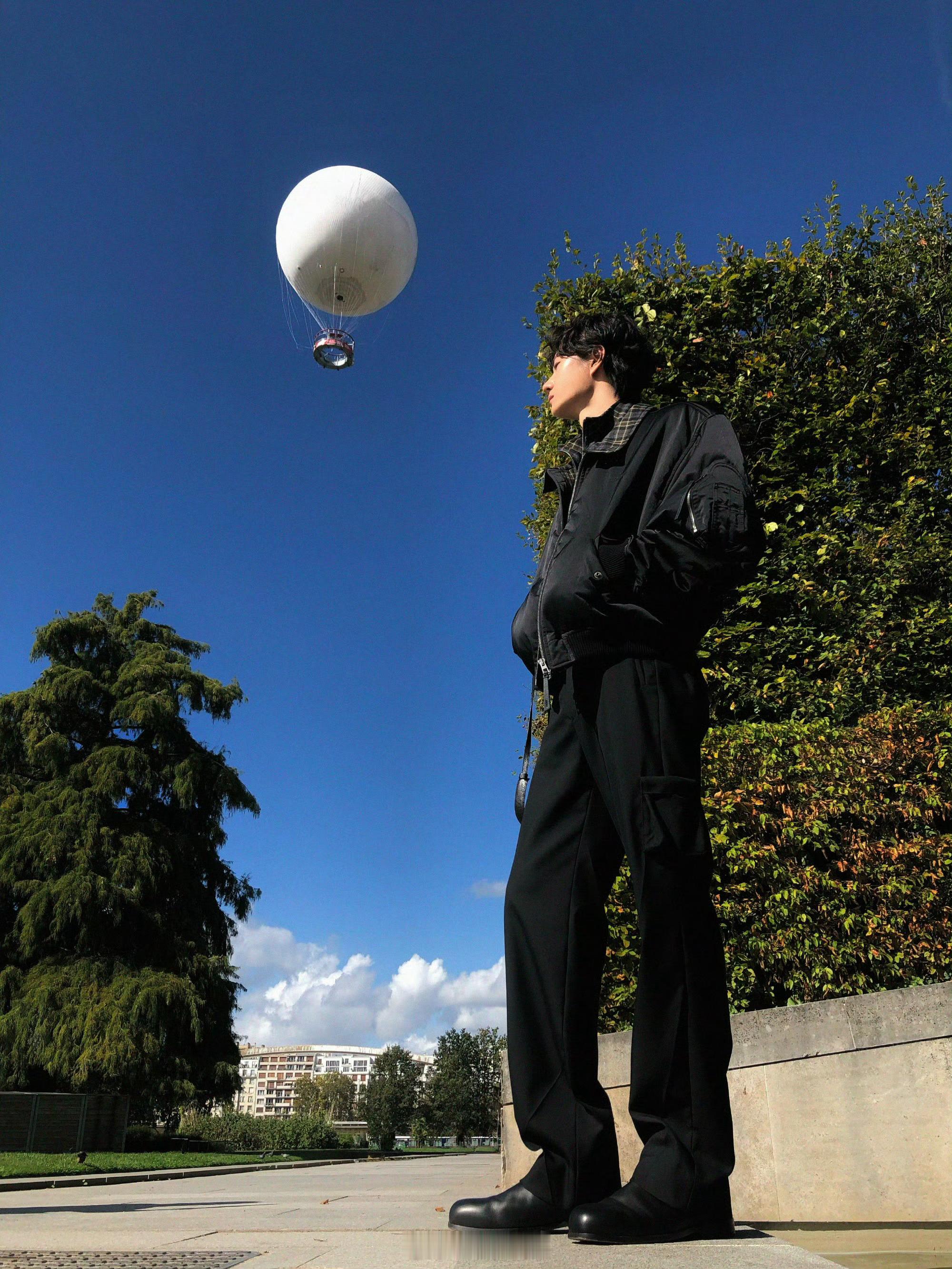 王一博 · 王一博巴黎时装周「ParisBOlog」属于的落地签—