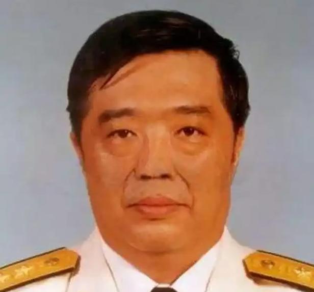 1998年，香港，贺龙之子贺鹏飞，看四下没人，闪身冲进一间商人办公室，凑到那人耳