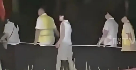 差点解释不清了！山东淄博，男子凌晨开车回家，突然发现路边有很多人排着长队在步行，