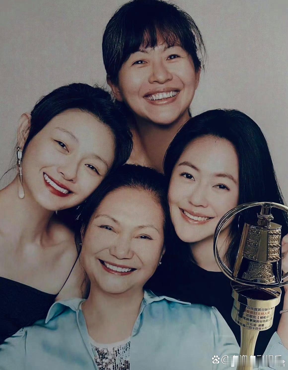 小S晒母女四人全家福小S晒出母女四人全家福，虽然四人都露出笑脸，但还是让人感到了