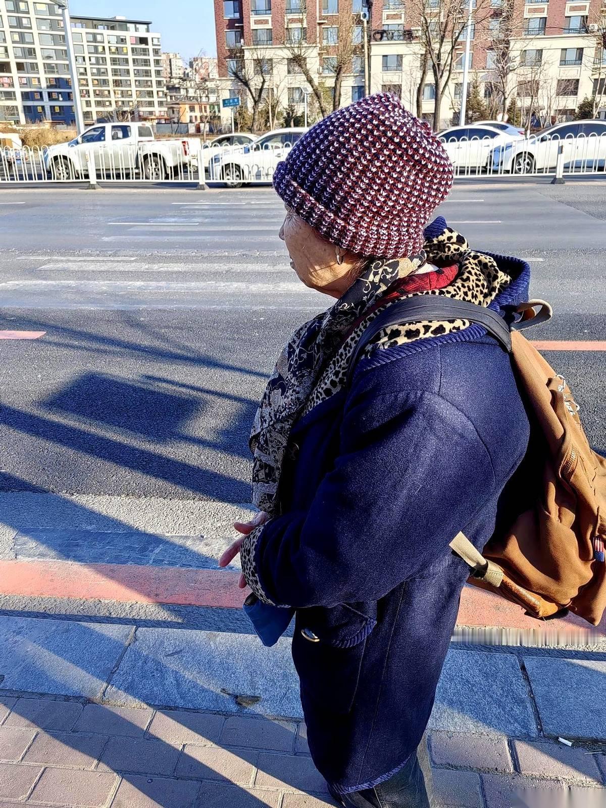 泳池里那个80岁的老奶奶，一个礼拜没来。我们这帮天天见的泳友，心里都咯噔一下。