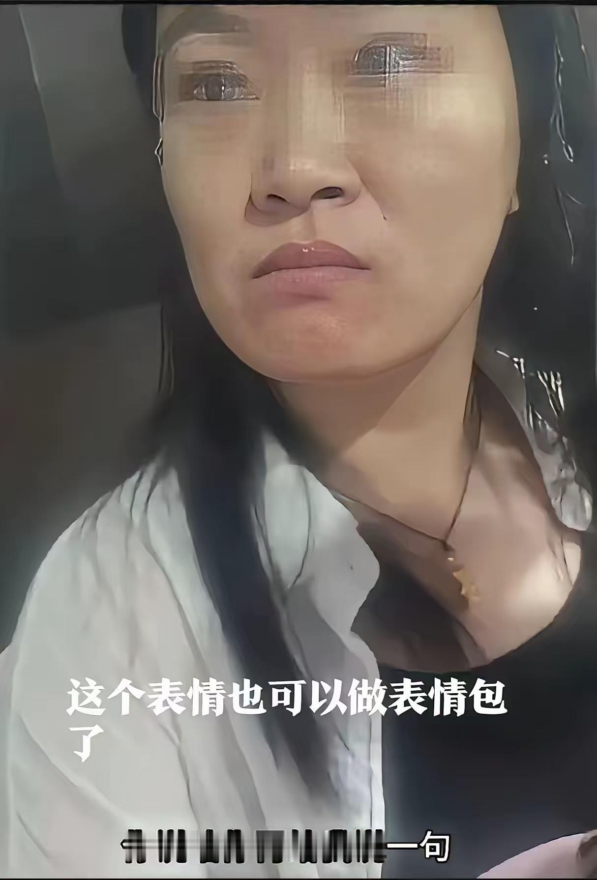 老人抽烟，教师及一家人堵着电梯门不让关，外卖员等不了，催了一下，女子凶神恶煞的说