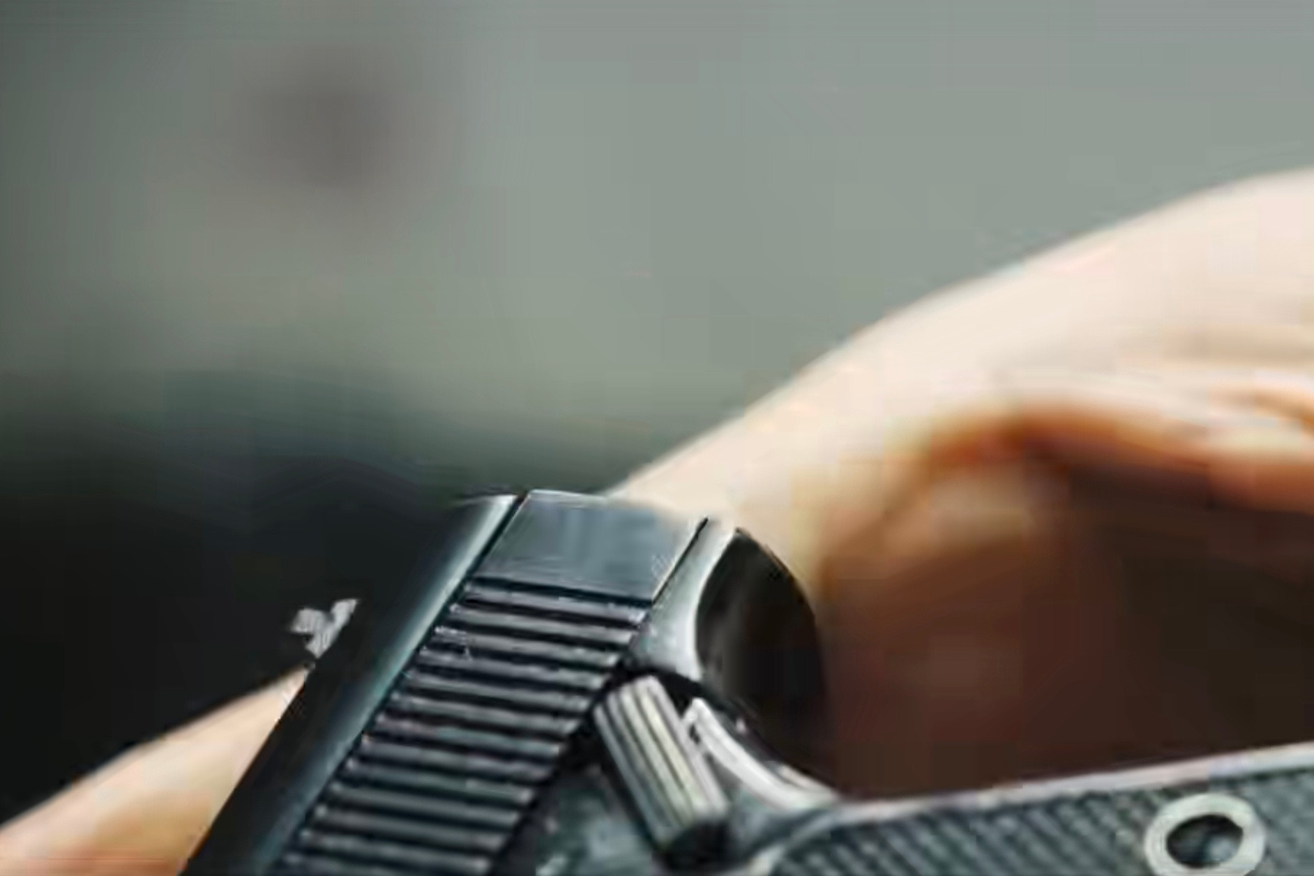 航母舰载战斗机飞行员目前还在用小砸炮自卫山东舰飞行员配发的77式手枪（7.62x