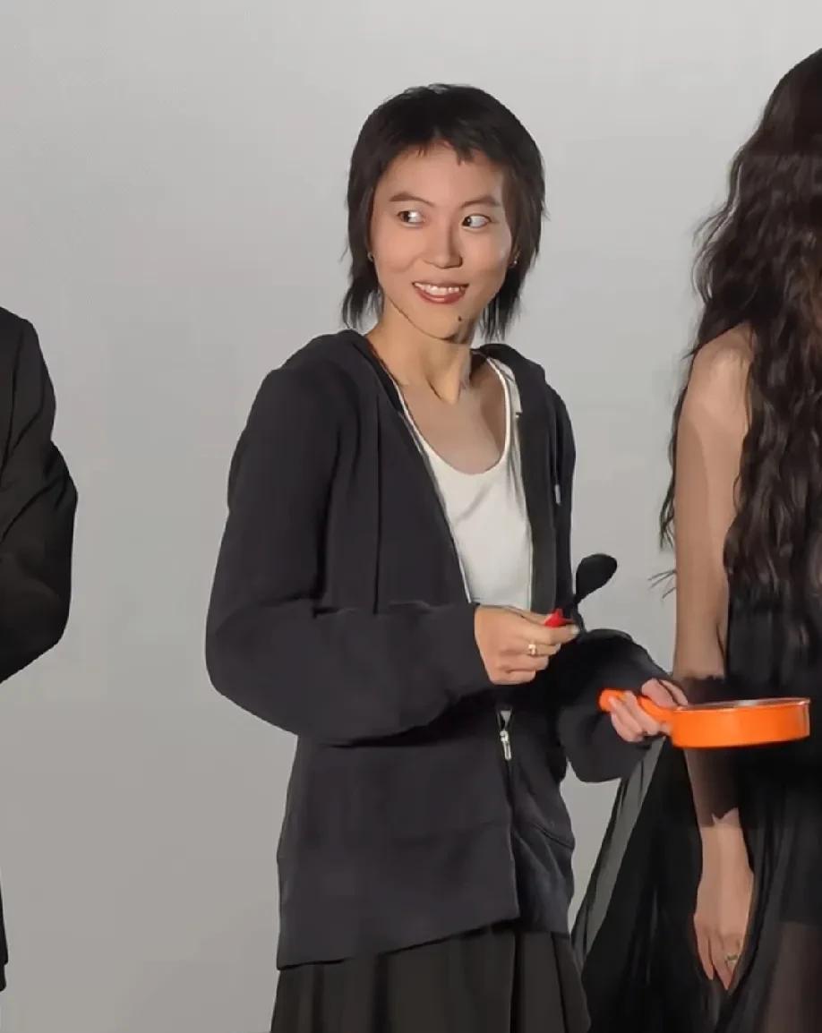 窦靖童在新剧《她的生存之道》里表演炒菜的样子呆萌又可爱，认真又害羞的小动作，让人