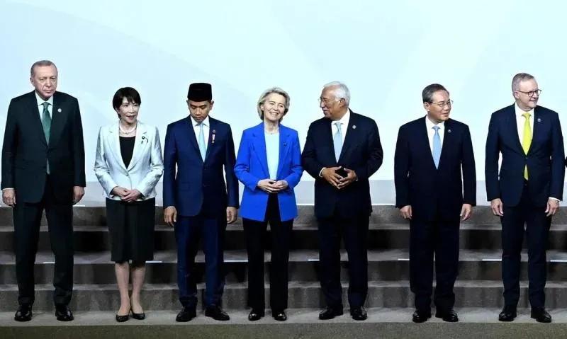 刚刚南非传出的G20合影太有戏！高市早苗杵在人群里格外扎眼，眼神直瞟左手边想