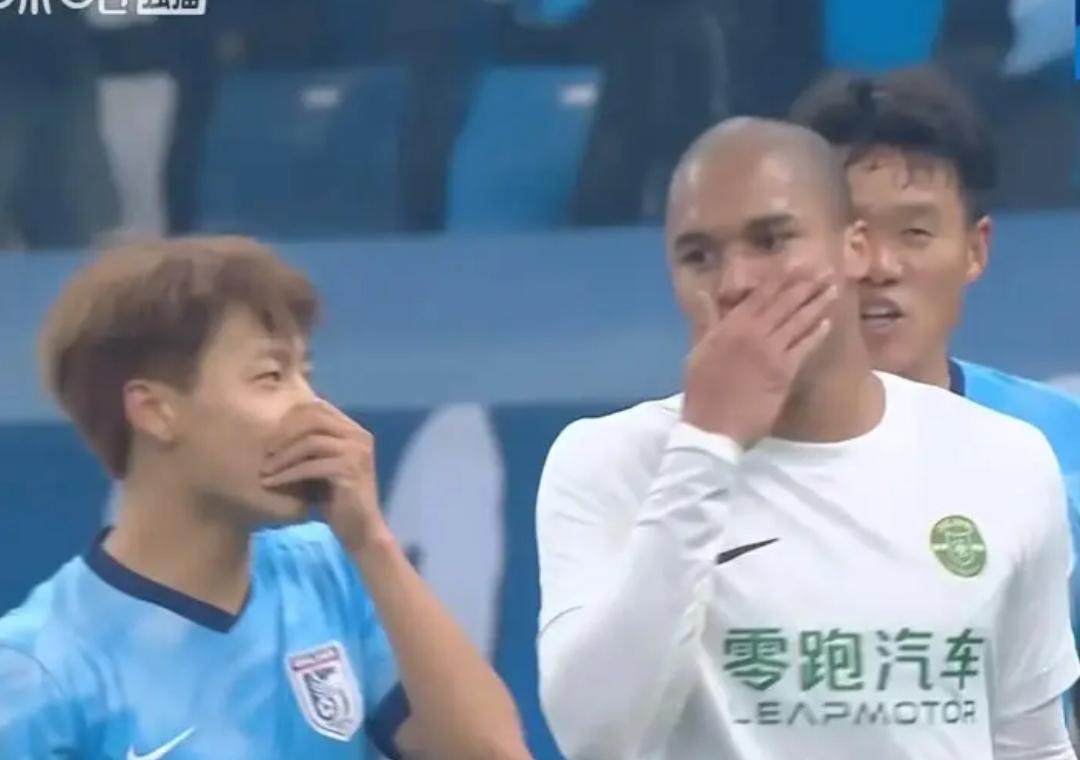 吃一堑长一智？都学乖了，以后在中超联赛得捂着嘴说话！受重庆铜梁龙球员李镇全因为骂