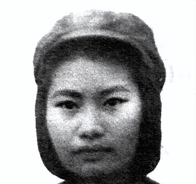 1950年，19岁的丁佑君被土匪抓获，土匪们看到她白皙如玉的肌肤，瞬间扒光了她的