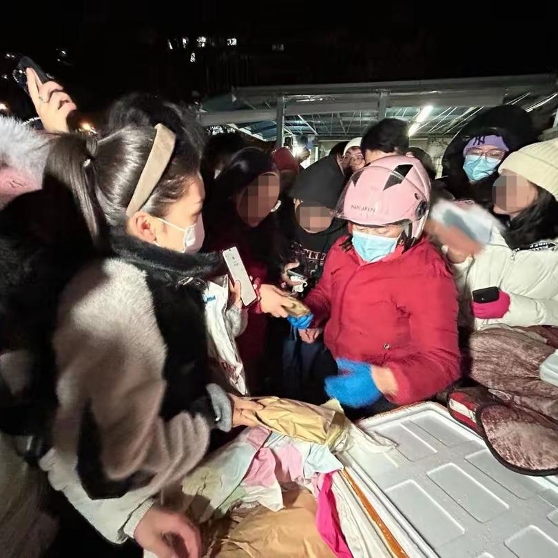 谁能想到，爆火出圈的鹅腿阿姨，翻车翻得如此彻底。看似是食材以鸭充鹅的小问题，