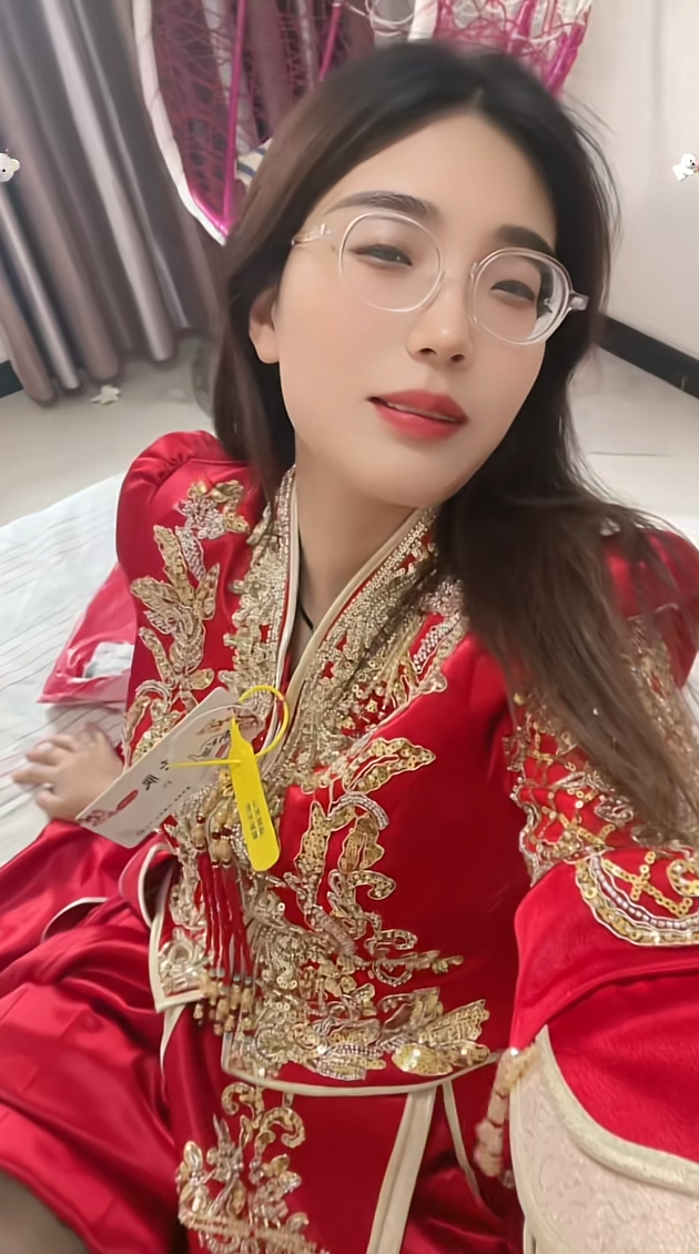 明天结婚了试试衣服合不合身！