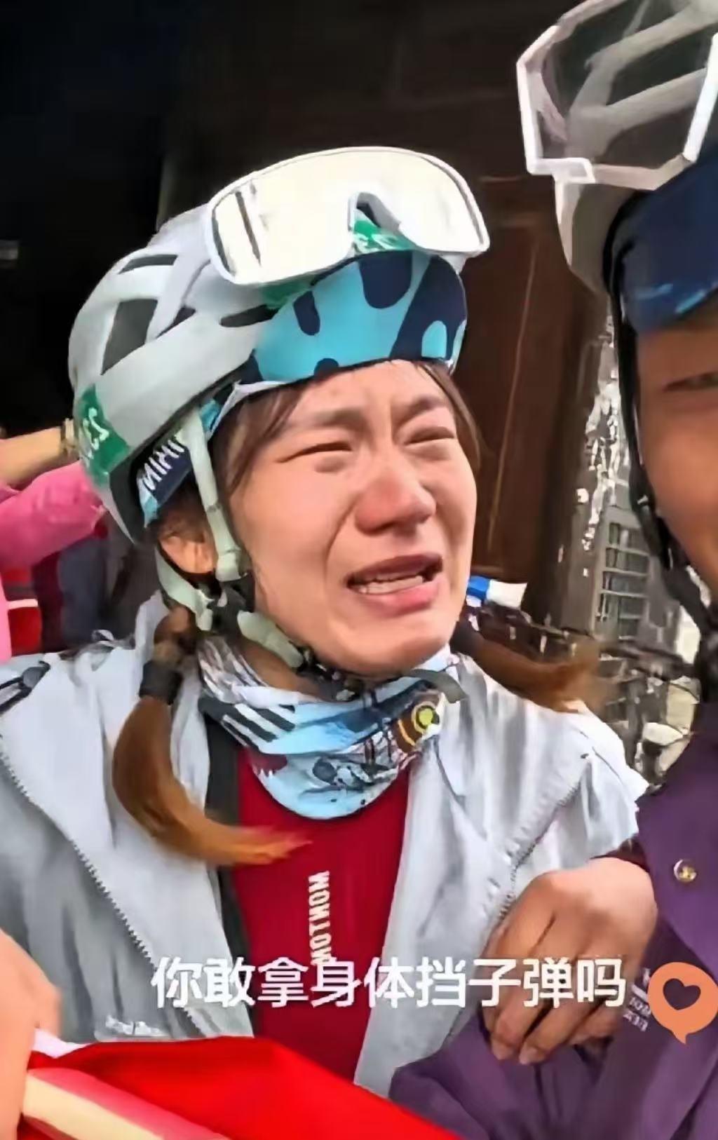 5月7日，在四川甘孜泸定桥斑驳的铁链间，女游客苏晴突然双腿发软，几乎站立不住。她