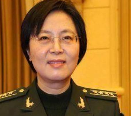 1988年，23岁的清华女研究生在火车上遇见35岁男人，一见钟情，尽管父母强烈反