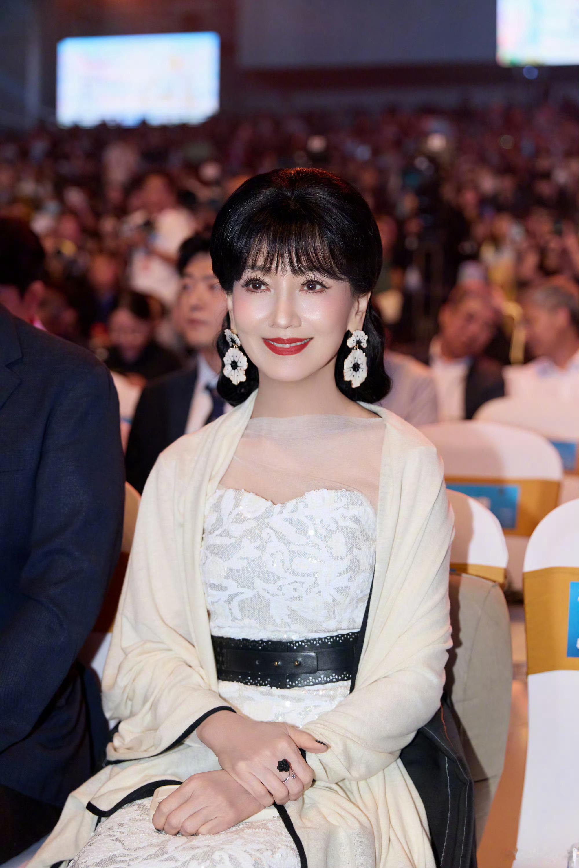 赵雅芝北京话挑战媒婆儿我妈妈这一代人非常喜欢她，感觉一直是不老女神的代名词​