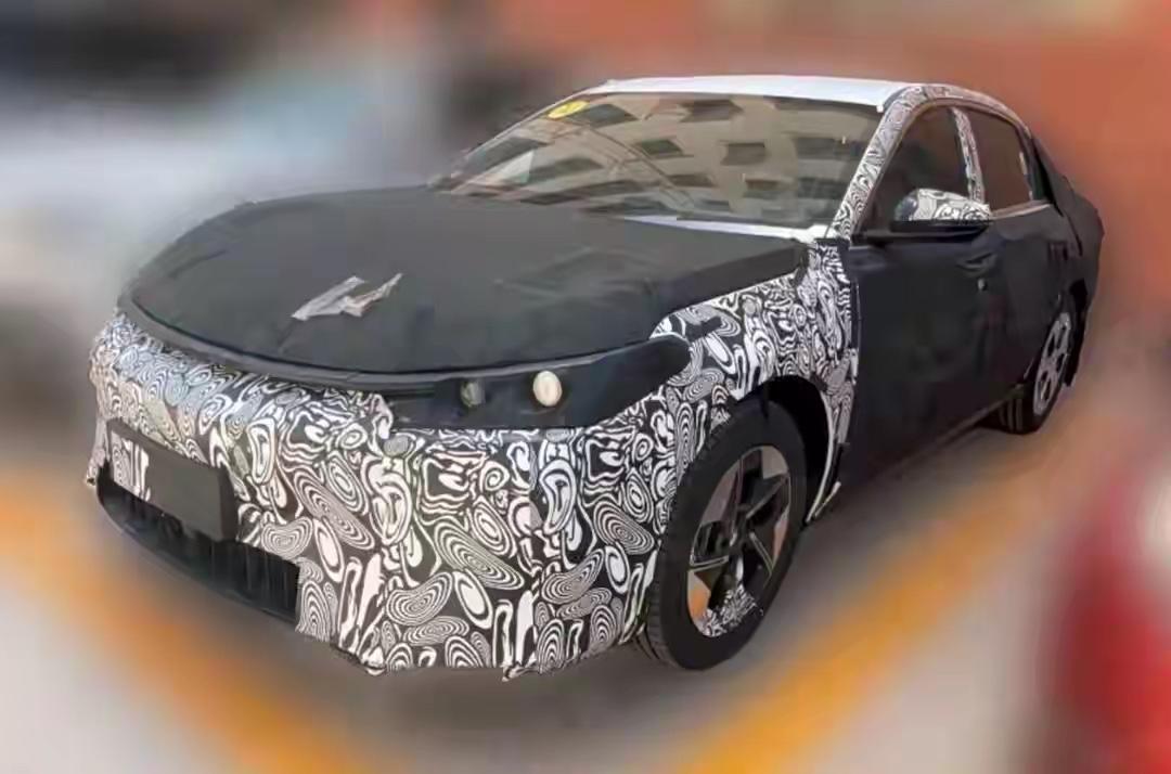 吉利银河A7纯电版谍照曝光，延续了插混版的设计，前脸是贯穿式LED灯带，充电口在