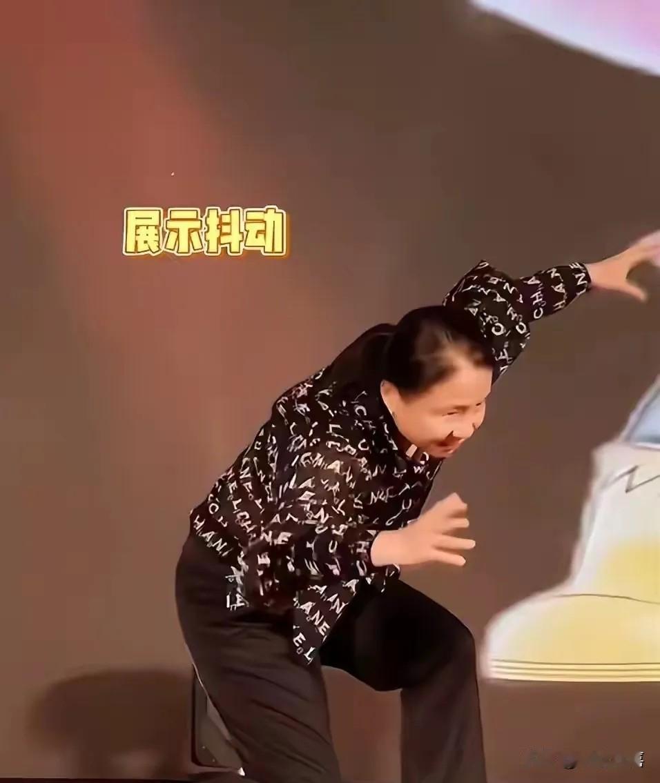 看着百亿富婆龙丹妮在公司年会上耍宝的一幕，作为普通人的我突然间就释怀了。刷到