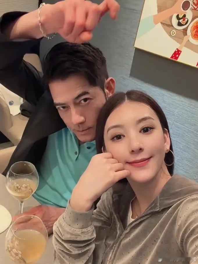 方媛晒照庆贺结婚9周年：与郭富城甜蜜合影，两人比耶拍照好甜蜜！