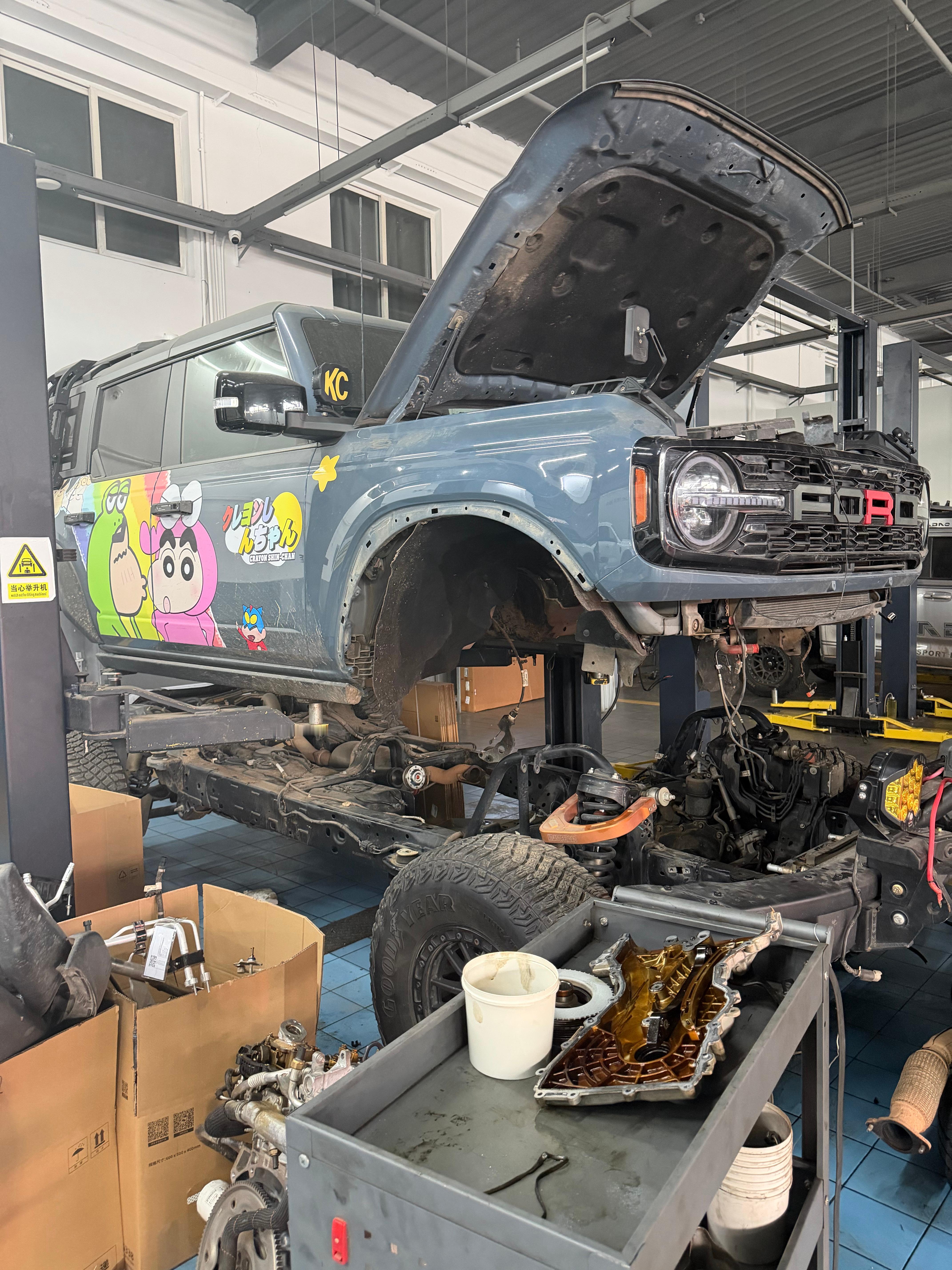 昨天去店里保养烈马有一台烈马抬发动机这种有大梁的车就是好玩儿就像拼四驱车一样整个