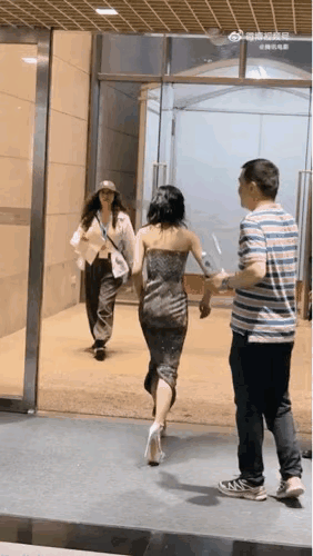 张子枫蹬20cm恨天高，健步如飞，亮相上海国际电影节。我还在纳闷儿，人家踩20