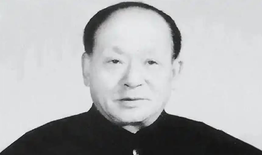 1957年，毛主席视察武汉，得知王盛荣只是建筑局里的一个副处长时，勃然大怒，当即