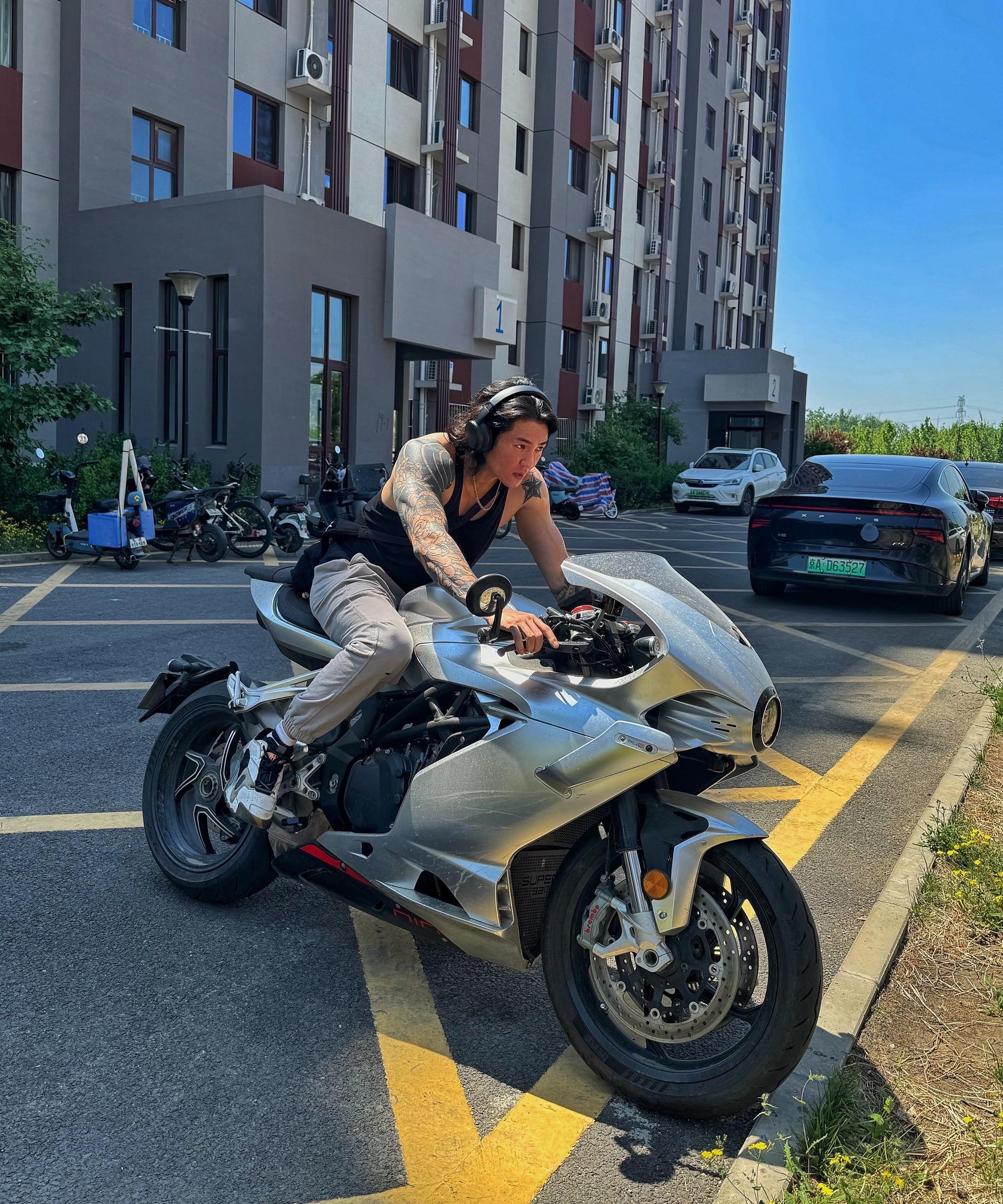 邻居的车 现在国产车造型真不错。