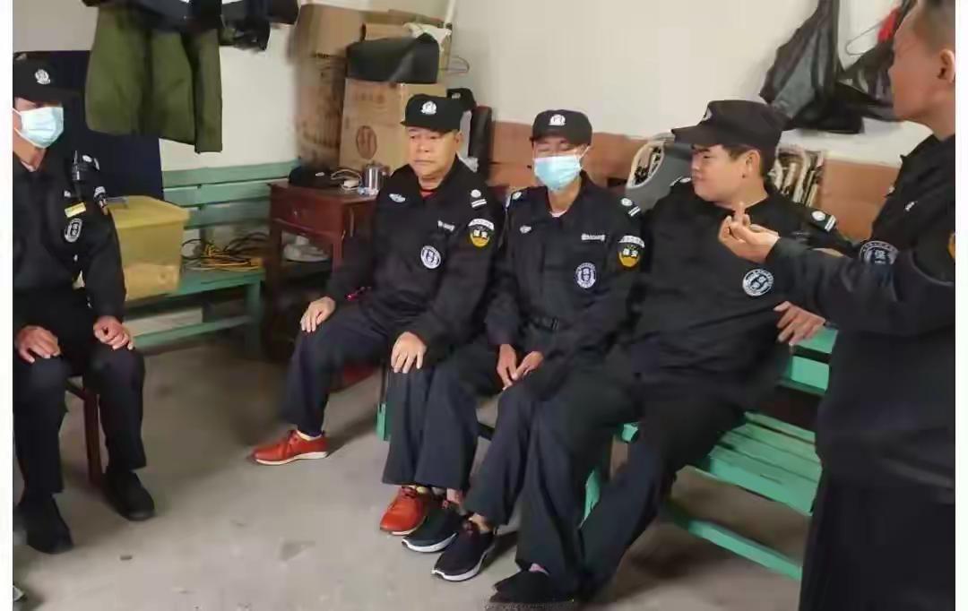 春节刚过，公司行政部副经理就召集保安队开会，说是收心，但开到最后却变味了，副经理