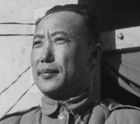 1950年，国民党中将李弥逃到台湾后，遭到弃用，他的妻子也下落不明。就在李弥绝望