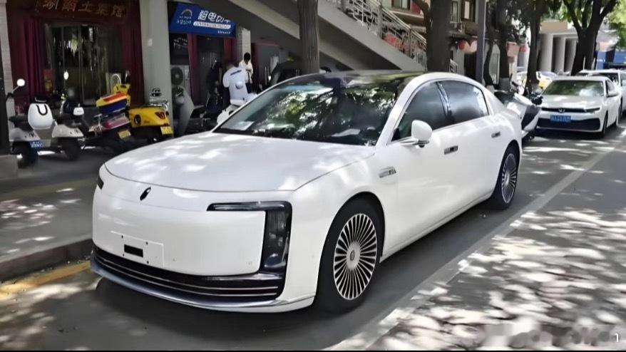 疑似尊界S800白色版本。。。总感觉是AI的[捂脸哭]​​​
