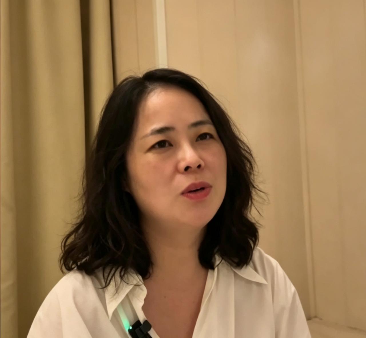 丈夫放着身边漂亮能干的媳妇不要，偏偏出轨了同小区大10岁的女邻居。原配崩溃：我到
