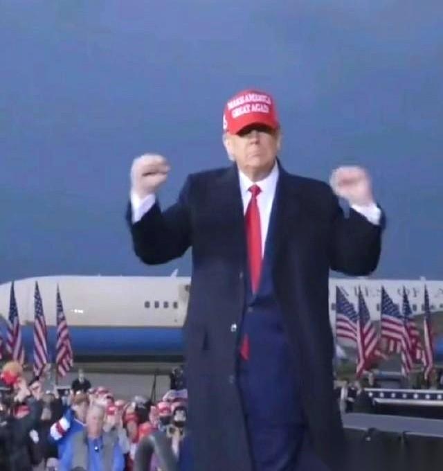 讲真，美国人选他这事儿，一开始我也看不懂。一个搞房地产的，一辈子没进过体制内，